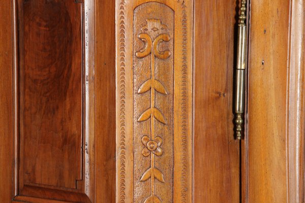 Baroque Cabinet in Walnut with Carvings, 18th Century-DXD-931700