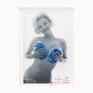 Bert stern "Marilyn Monroe blue wink roses " 2012 2011-ICD-795618