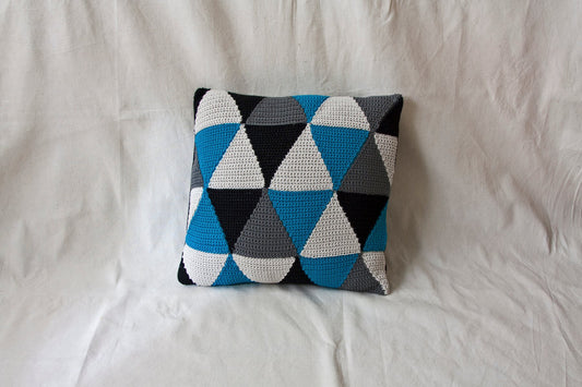 Black & Blue Triangles Geométrica Cushion from Com Raiz