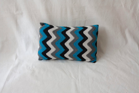 Black & Blue Zig Zag Geométrica Cushion from Com Raiz