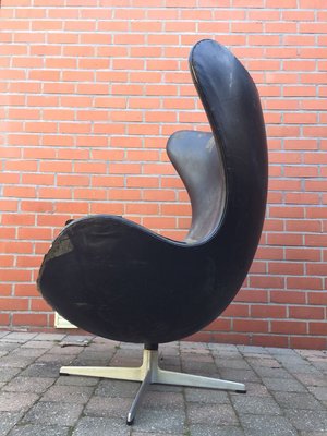 Black Leather Egg Chair by Arne Jacobsen for Fritz Hansen, 1960s-XQY-627166