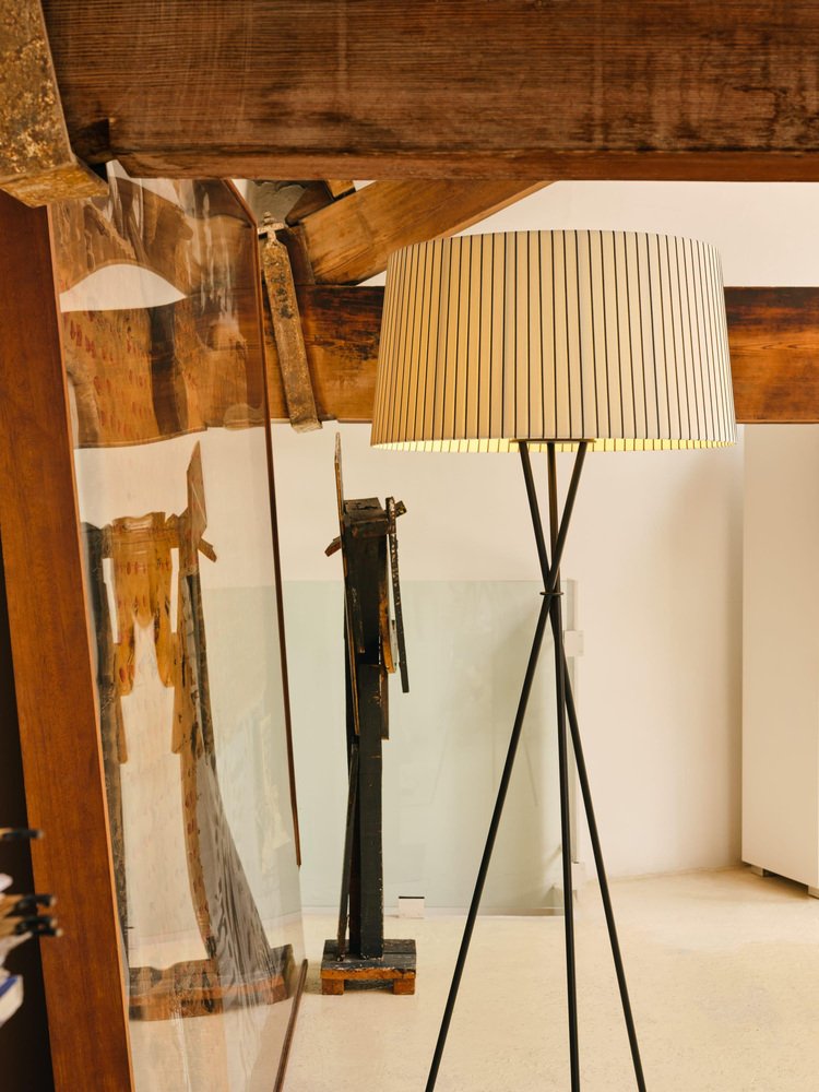 Bretona Tripod G6 Table Lamp by Santa & Cole