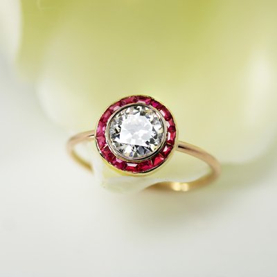 Calibrated Red Gems Diamonds 18 Karat Yellow Gold Round Ring, 1920s-OLU-2042370