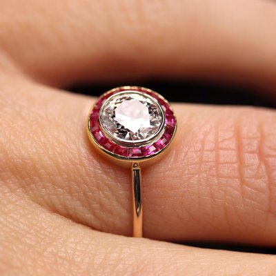 Calibrated Red Gems Diamonds 18 Karat Yellow Gold Round Ring, 1920s-OLU-2042370