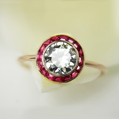 Calibrated Red Gems Diamonds 18 Karat Yellow Gold Round Ring, 1920s-OLU-2042370