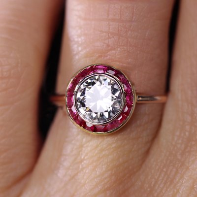 Calibrated Red Gems Diamonds 18 Karat Yellow Gold Round Ring, 1920s-OLU-2042370