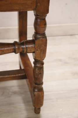 Chair in Walnut, 17th Century-DCO-1757167