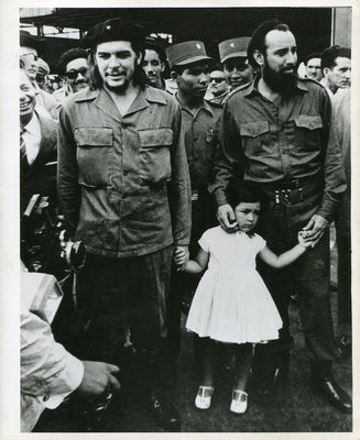 Che Guevara with his Daughter, 1959-DYV-701131