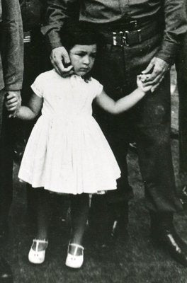 Che Guevara with his Daughter, 1959-DYV-701131