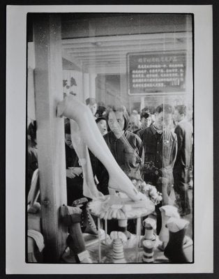 Chinese Gazing at Western Products, China, 1950s-DYV-701230