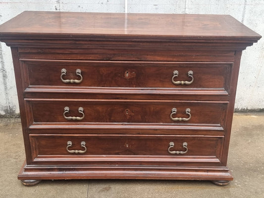 Commode in Threaded Walnut, 1600s