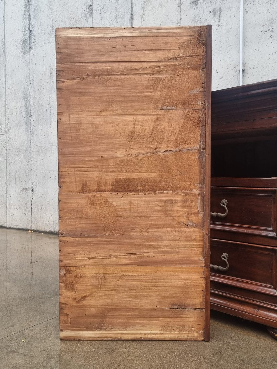 Commode in Threaded Walnut, 1600s