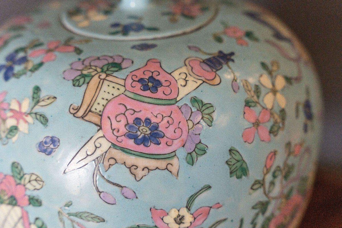 Covered Ginger Pot in 20th Century China Porcelain with Floral Ornamentation