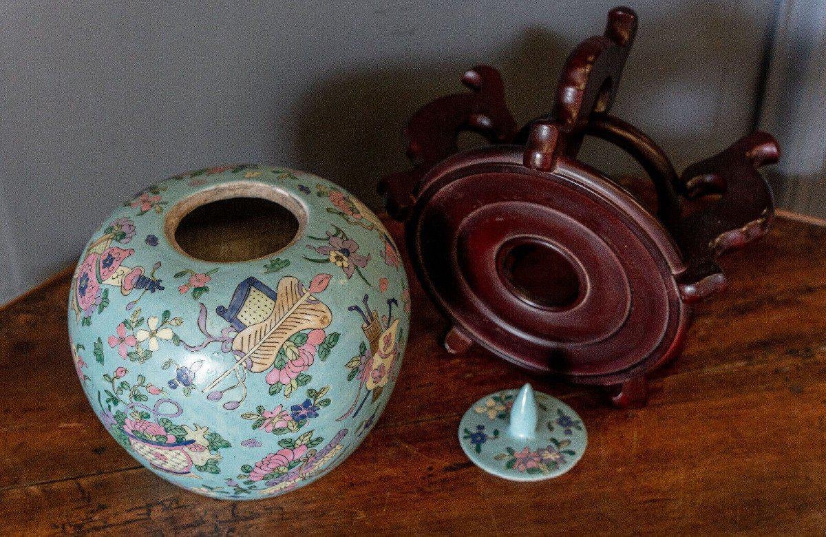 Covered Ginger Pot in 20th Century China Porcelain with Floral Ornamentation