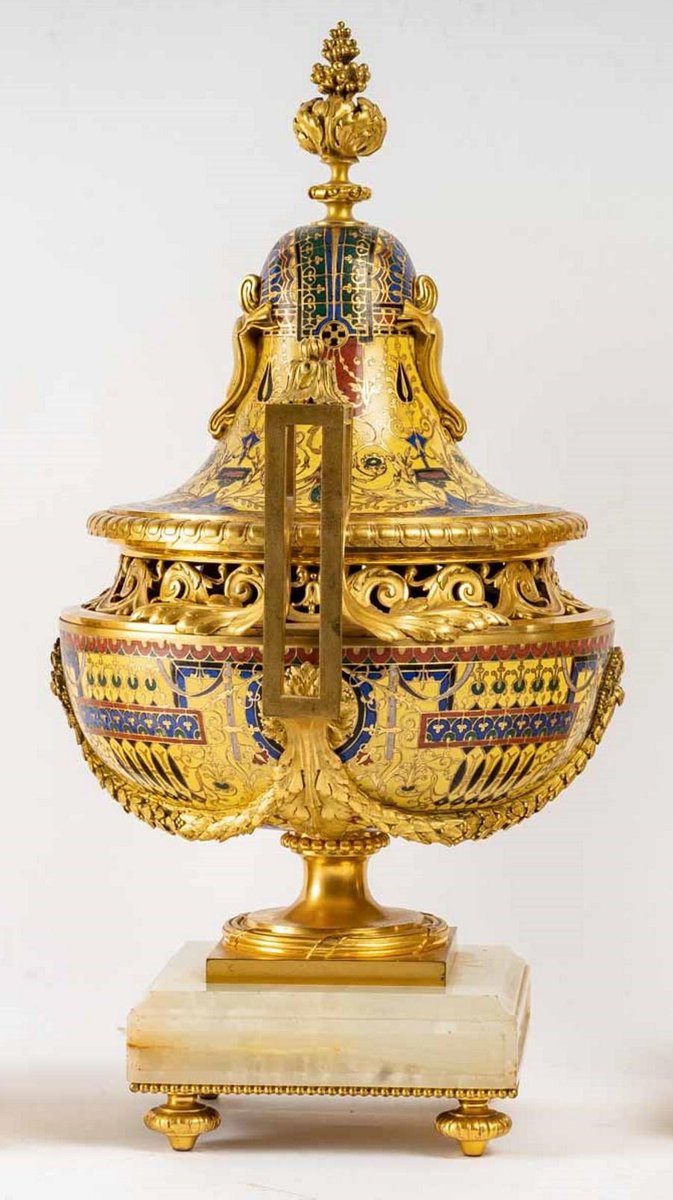 Covered Pot-Pourri Vase with Pompeian Decor