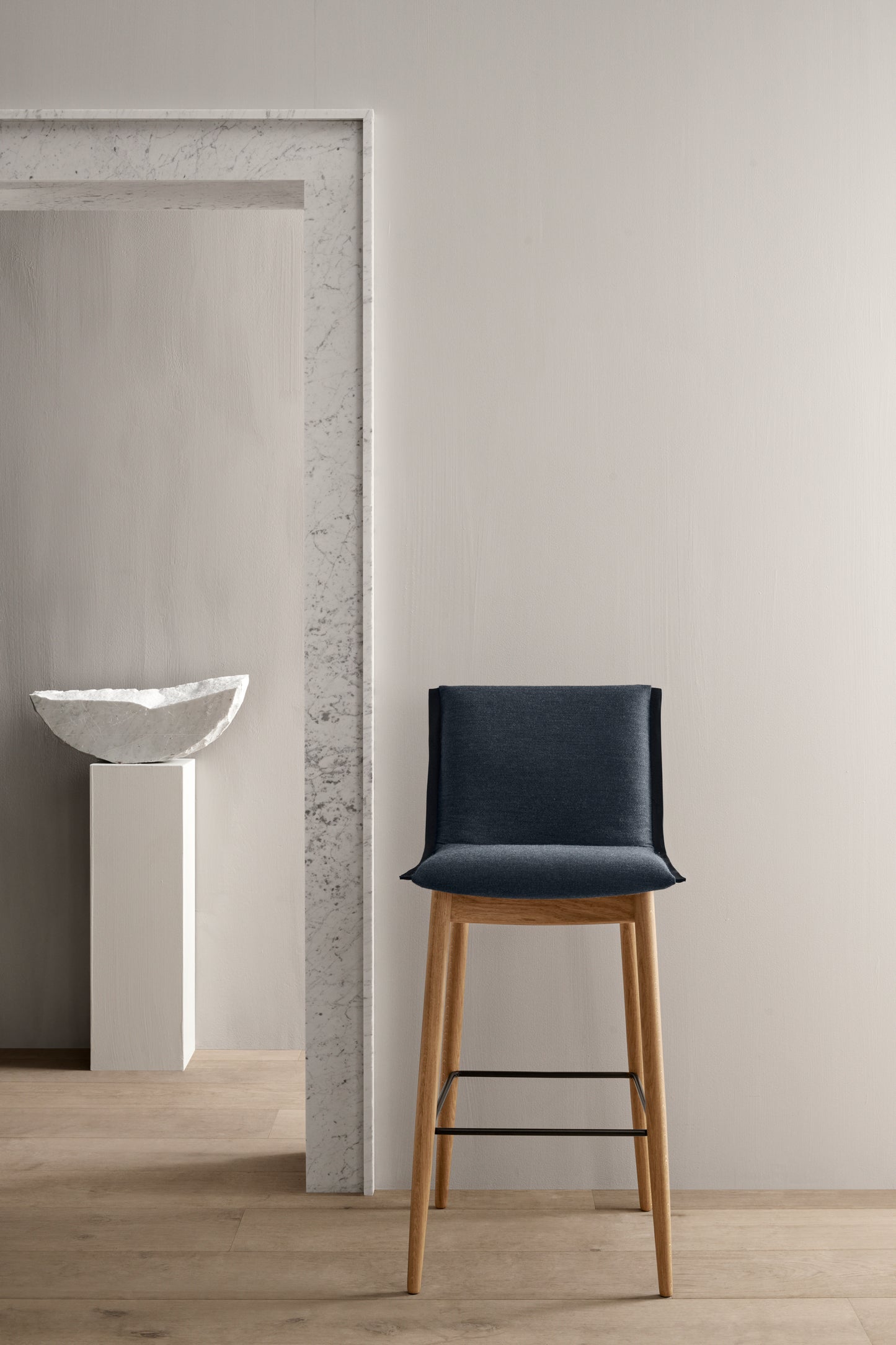 E006 EMBRACE BAR STOOL