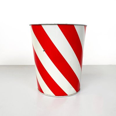 English Modern Round Wastepaper Basket in Red and White Metal, 1990s-GDD-1757587