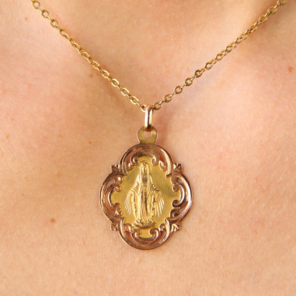 French 18 Karat Rose Gold Oval Polylobed Virgin Mary Miraculous Medal, 1890s