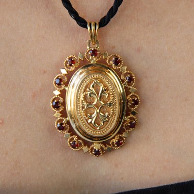 French 18 Karat Yellow Gold Medallion with Garnet, 1960s-OLU-1784787