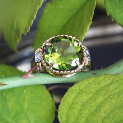 French 4.20 Carats Peridot 18 Karat Rose Gold Ring, 1950s-OLU-1743319