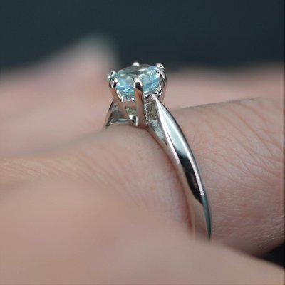 French Aquamarine 18 Karat White Gold Solitaire Ring, 1970s-OLU-1388185