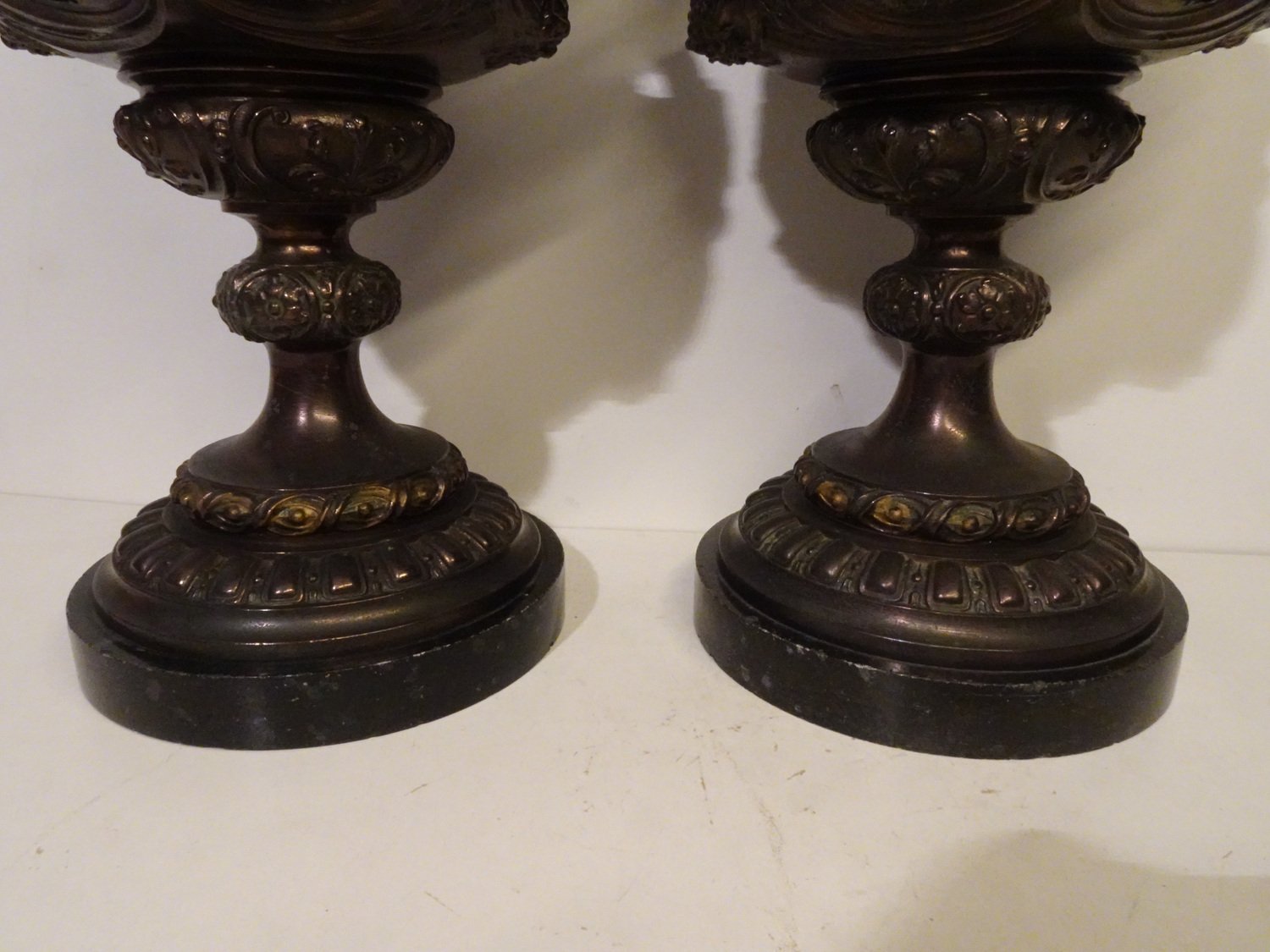 French Bronze & Patinated Cast Iron Medici Vases on Marble Bases, 19th Century, Set of 2