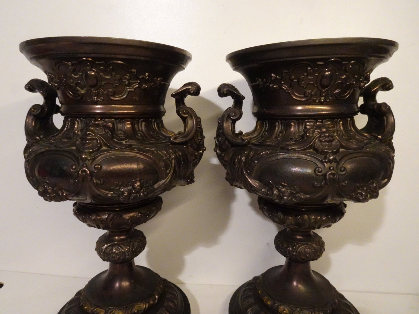 French Bronze & Patinated Cast Iron Medici Vases on Marble Bases, 19th Century, Set of 2