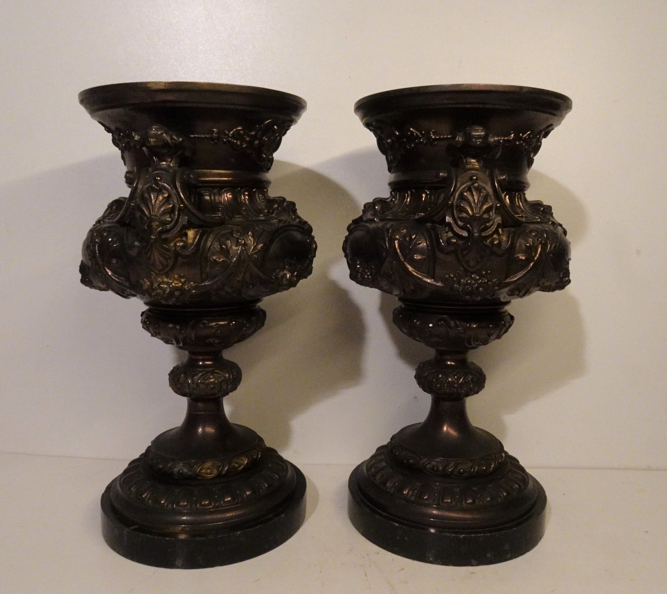 French Bronze & Patinated Cast Iron Medici Vases on Marble Bases, 19th Century, Set of 2