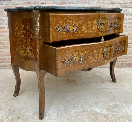 French Louis XV Style Bombé Satinwood Marquetry and Ormolu Mounted Commode, 1940s-NOU-1822947