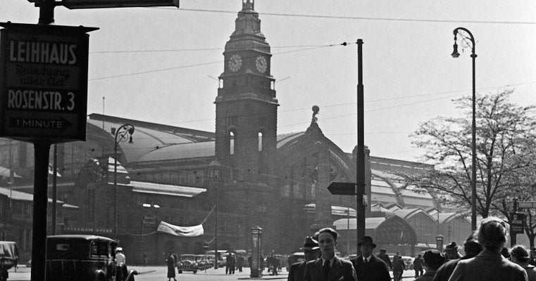 Hamburg Main Station With Passers By, Germany 1938, Printed 2021-DYV-992035