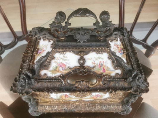 Hand-Painted Limoges Ceramic Treasure Box-GEL-1797295