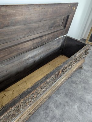 Italian Chest with Carved Claw Feet, 17th Century-HLV-2033106