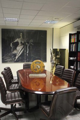 Large Elliptical Table in Solid Rosewood and Mahogany Feather Design, Italy, 1960-IJR-1145083