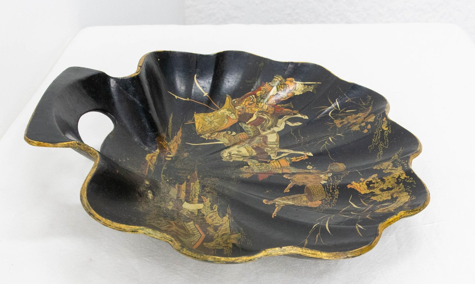 Late 19th Century Chinoiserie Shell Vide-Poche in Black Lacquered Papier Maché, 1890s