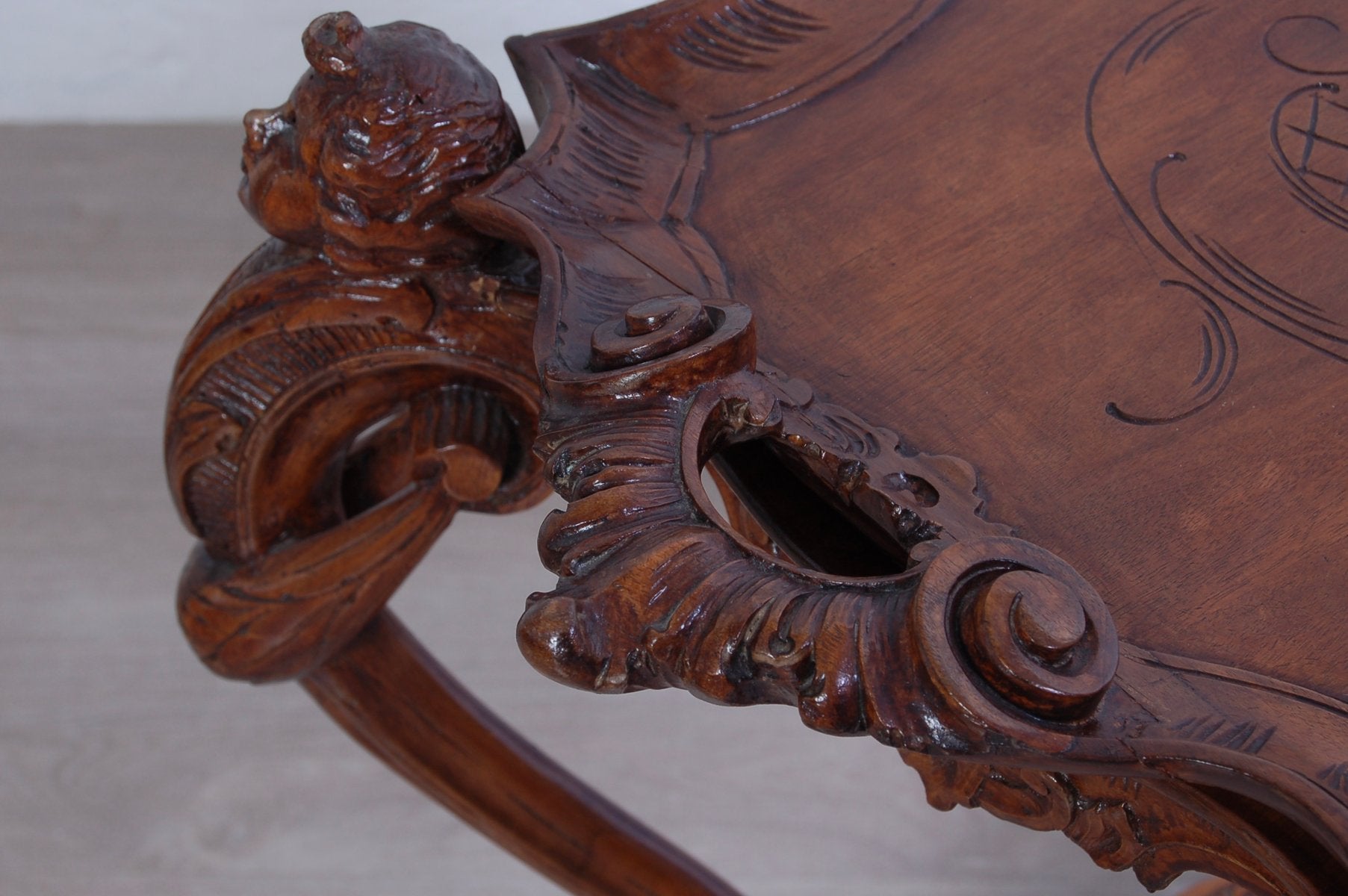 Living Room Tea Table with Tray in Carved Walnut, 1800s