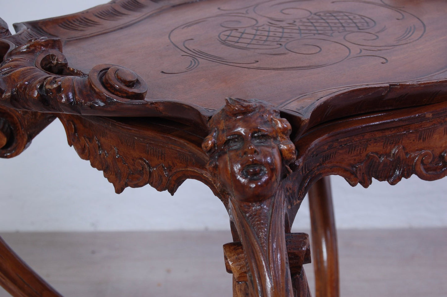 Living Room Tea Table with Tray in Carved Walnut, 1800s