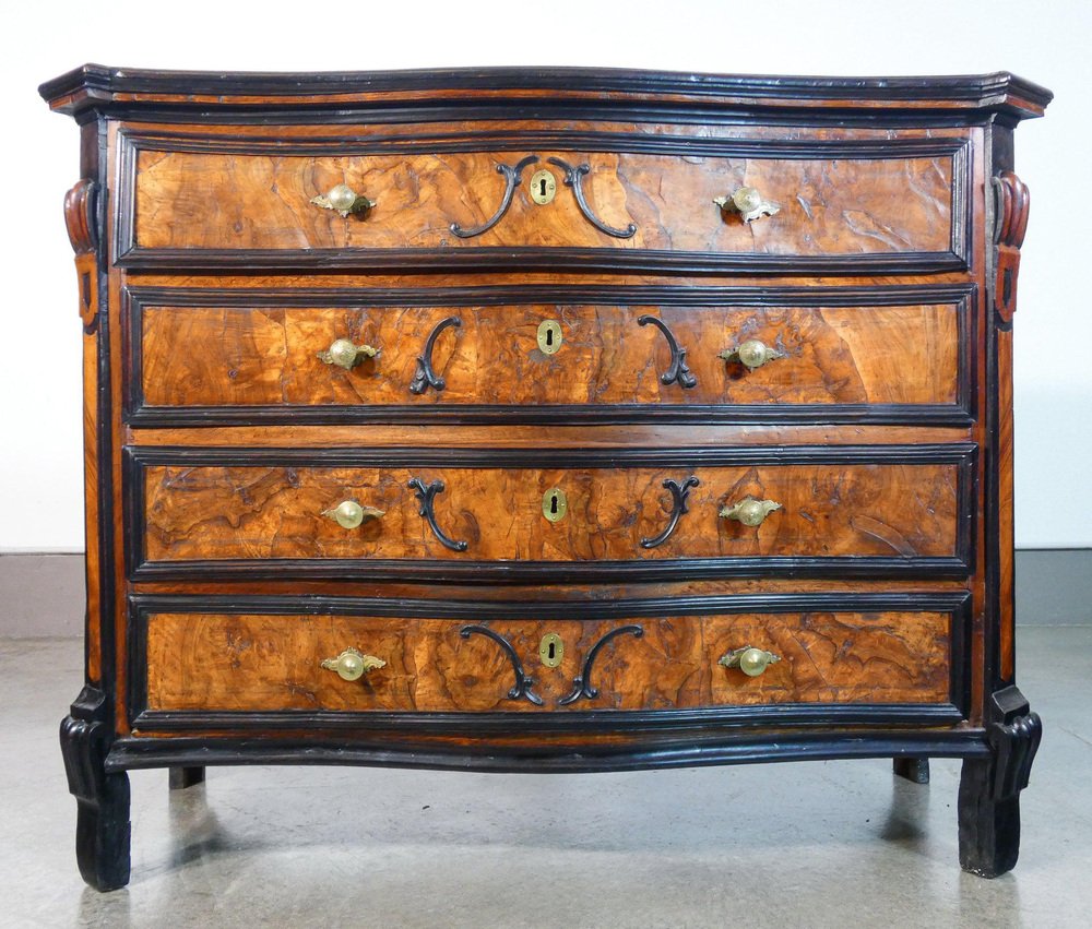 Louis XIV Lombard Dresser in Walnut and Burl, Early 1700s