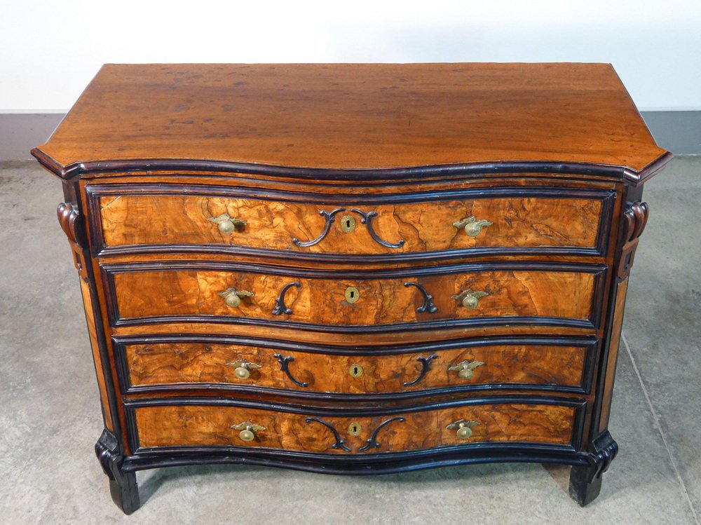 Louis XIV Lombard Dresser in Walnut and Burl, Early 1700s