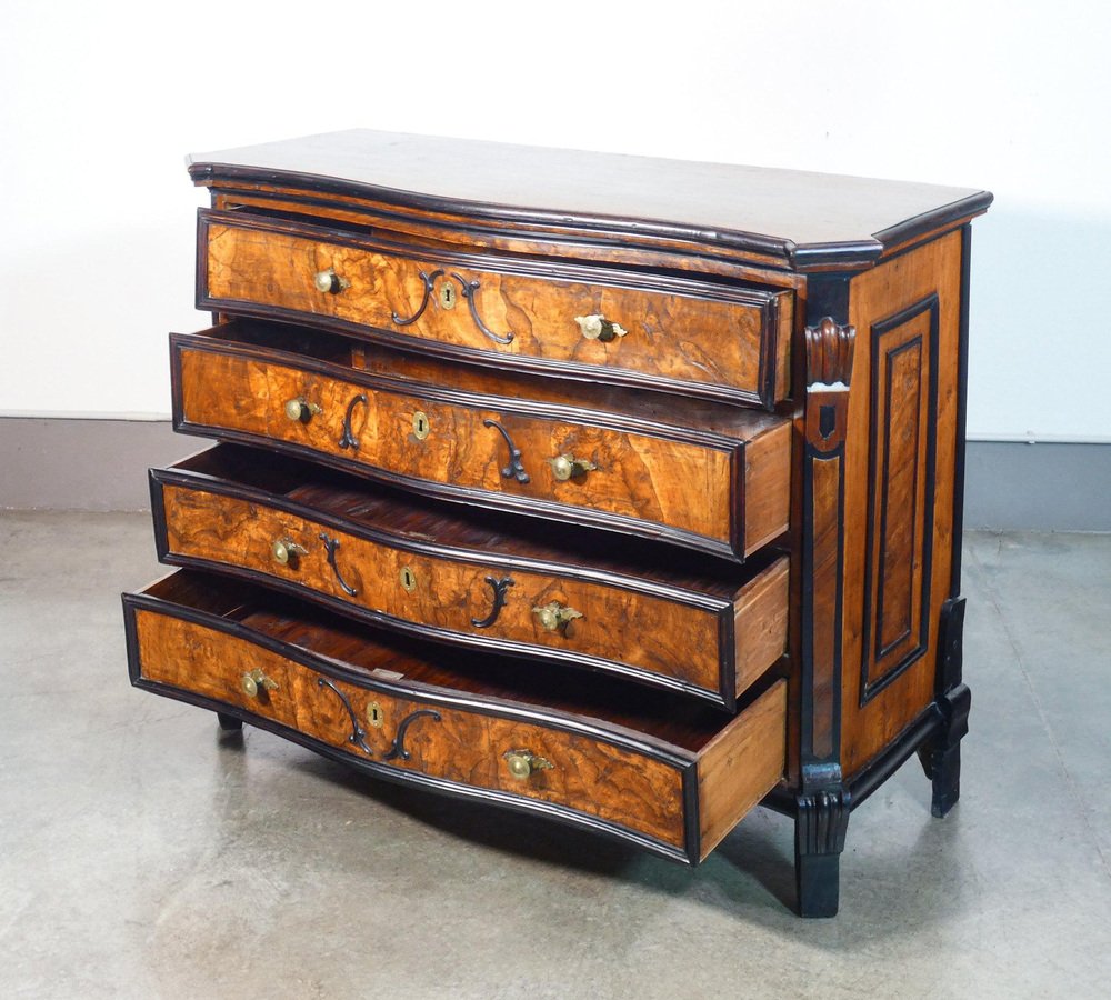 Louis XIV Lombard Dresser in Walnut and Burl, Early 1700s