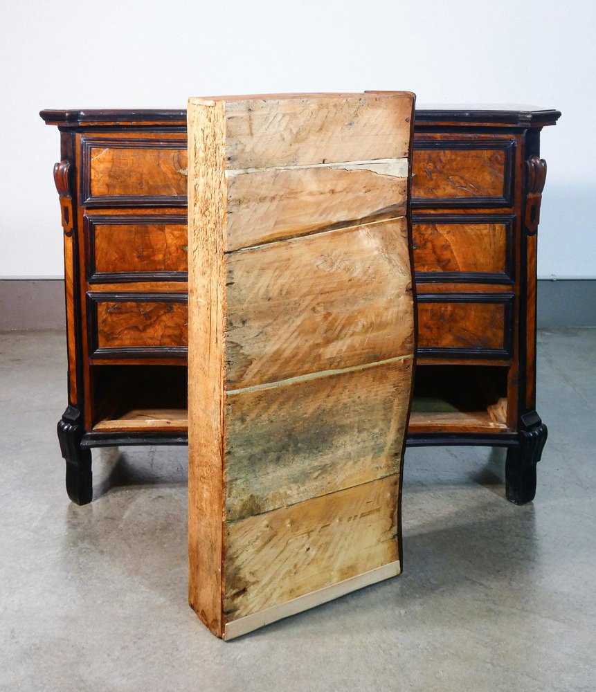 Louis XIV Lombard Dresser in Walnut and Burl, Early 1700s