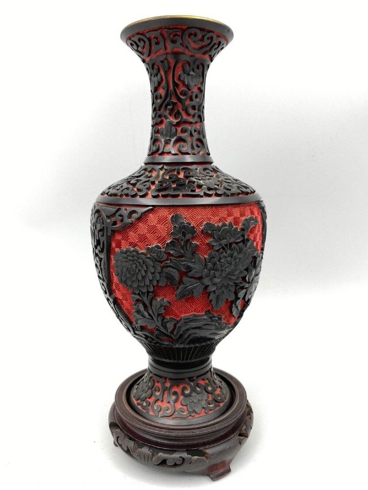 Mid-20th Century Vase in Cinnabar Lacquer in Red and Black Brass, China