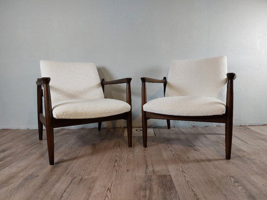 Mid-Century Armchairs in Darkened Beech and Bouclé White by Edmund Homa, Polish, 1960s, Set of 2