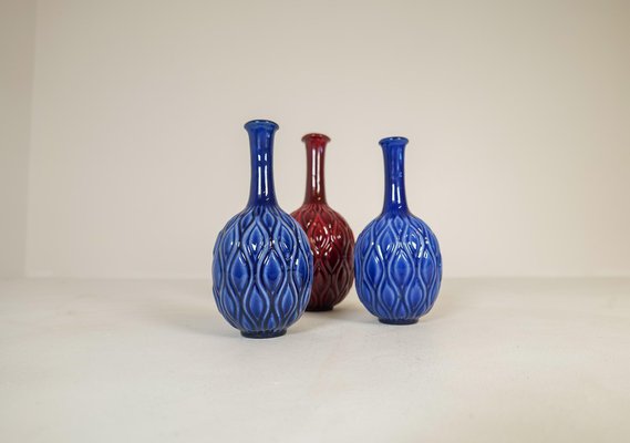 Mid-Century Blue and Red Peacock Vases by Sven Erik Skawonius for Upsala Ekeby, 1950s, Set of 3-UYK-1274350