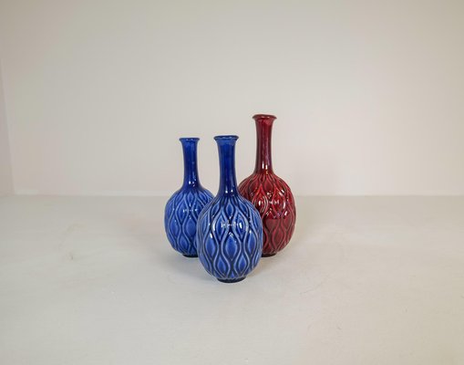 Mid-Century Blue and Red Peacock Vases by Sven Erik Skawonius for Upsala Ekeby, 1950s, Set of 3-UYK-1274350