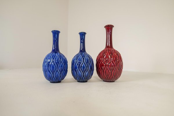 Mid-Century Blue and Red Peacock Vases by Sven Erik Skawonius for Upsala Ekeby, 1950s, Set of 3-UYK-1274350