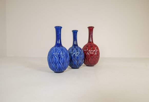 Mid-Century Blue and Red Peacock Vases by Sven Erik Skawonius for Upsala Ekeby, 1950s, Set of 3-UYK-1274350