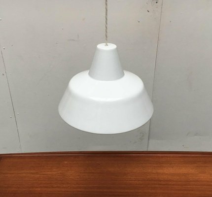 Mid-Century Danish Enamel Pendant Lamps from Louis Poulsen, 1960s, Set of 2-UAH-1810996