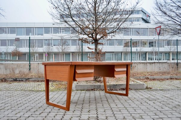 Mid-Century Modern Desk in Walnut with Green Leather Top, 1960-UF-1371039