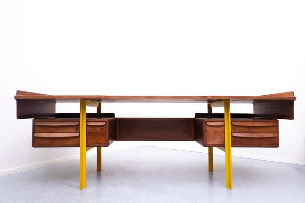 Mid-Century Modern Italian Wooden Desk in Walnut, 1960s-FGA-1132505