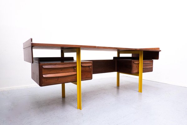 Mid-Century Modern Italian Wooden Desk in Walnut, 1960s-FGA-1132505